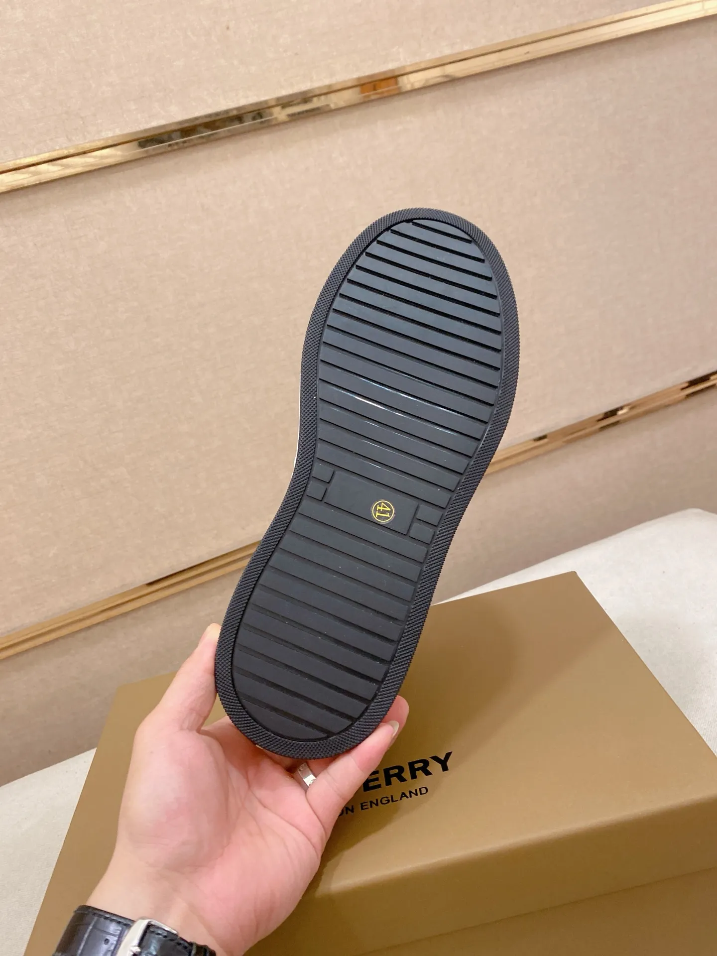 Men's shoes 💰: 420💰🇮🇹🇮🇹BURBERRY's top purchasing agents are available simultaneously at the counter. 🔍🔍On sale at the same time. Positive code number: 38-44 Italian imported first-layer cowhide with fabric. Fully imported sheepskin lining, sole: the original sole is specially provided by the original factory, the exclusive movable molded sole is super comfortable, the original factory follows the order, 🔍🔍high quality, you can go in and out of the counter at will, welcome to compare. Can be customized. 45 non-refundable
